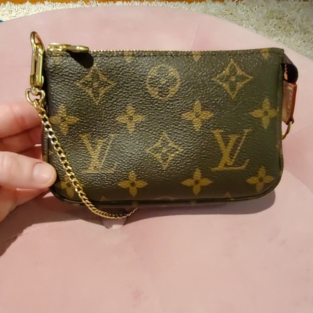 Louis Vuitton mini pochette monogram